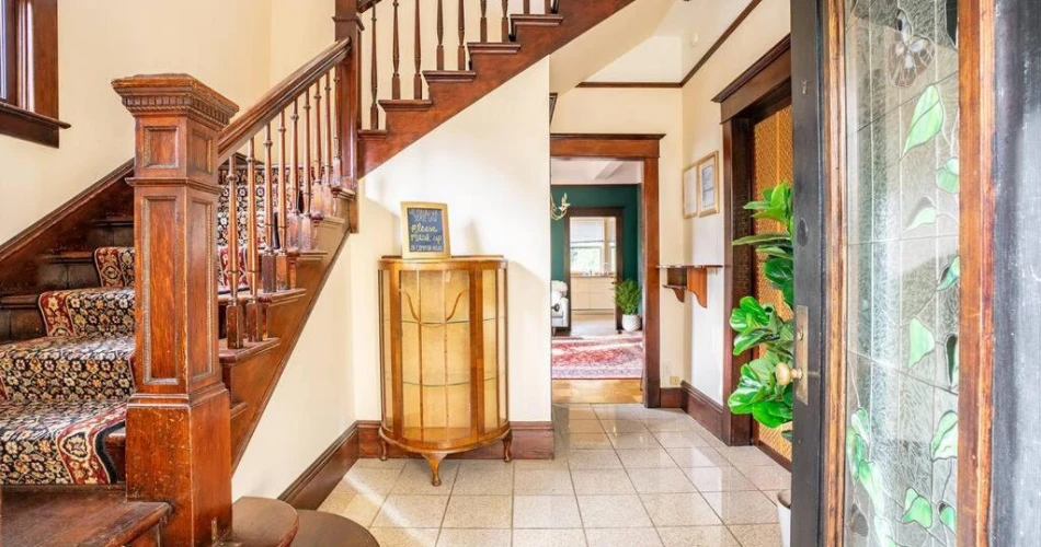 Where to Stay Near UW Seattle: Hotels With Free Breakfast Included